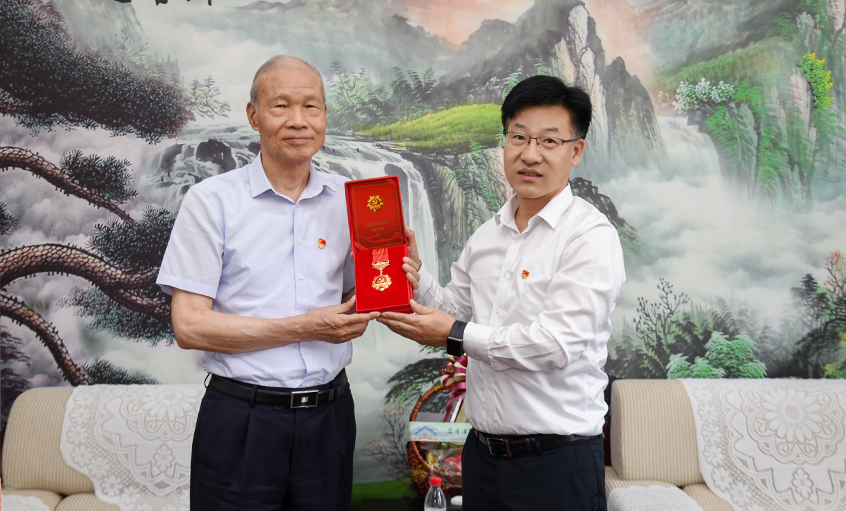 殷殷关切传党情 深深嘱托暖人心---溧阳市委书记叶明华“七一”看望慰问壹定发电缆“庆幸在党50年”老党员丁山华